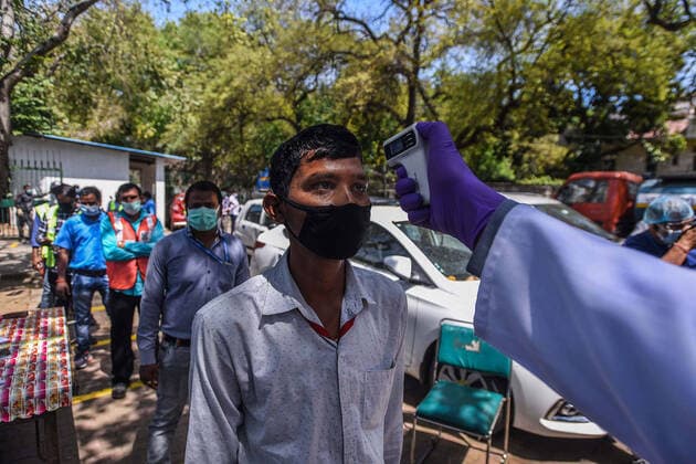 News Bilder des Tages NEW DELHI, INDIA - APRIL 3: A Government Public Health employee undergoes thermal screening as a precautionary measure on day ten of the 21 day nationwide lockdown to curb the spread of coronavirus, at Nizamuddin on April 3, 2020 in New Delhi, India. (Photo by Biplov Bhuyan Hindustan Times) Sanitation Drive During Three Week Lockdown To Stop Spread Of Coronavirus COVID-19