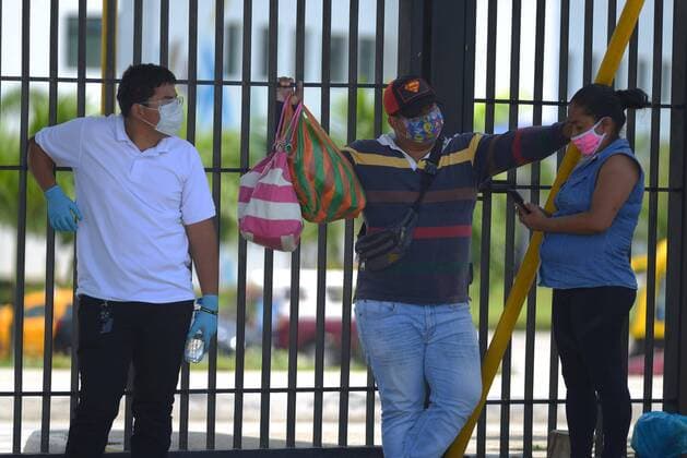 People with face masks wait outside the Jose Daniel Rodriguez Infectology Hospital, in the city of Guayaquil, Ecuador 3 April 2020. The number of deaths from coronavirus in Ecuador increased in the last 24 hours, according to official figures revealed this Friday. The death of coronavirus amounts to 145 in Ecuador !ACHTUNG: NUR REDAKTIONELLE NUTZUNG!  Copyright: xMarcosxPinx AME043 20200403-637215539900101610