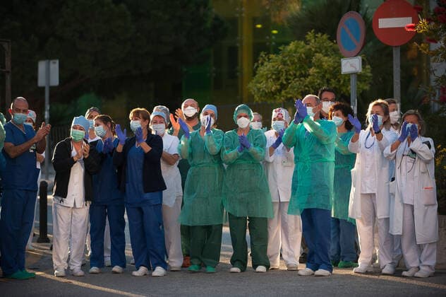 News Bilder des Tages April 3, 2020, Malaga, Spain: Nurses and doctors of the Regional Hospital in downtown retuning the applause (which has become a custom every evening) to those that show gratitude towards during the fight against the Covid-19 virus outbreak..Spain is the first country in Europe with more than 110.000 people infected and almost 11.000 deaths around the country, according to National Health Service sources. Andalusia is the city with more people infected by the virus. Malaga Spain - ZUMAs197 20200403_zaa_s197_257 Copyright: xJesusxMeridax