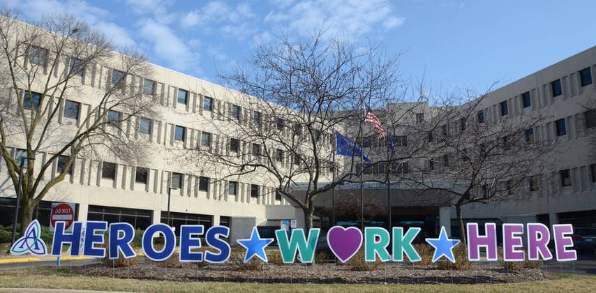 News Bilder des Tages April 3, 2020, Racine, Wisconsin, USA: Signs in support of hospital staff are placed around the campus of Ascension All Saints Hospital in Racine, Wisconsin Friday April 3, 2020. An event Friday evening asks people to come to the campus and flash their car headlights to show their support to the staff. Racine County reported its first COVID-19 death Friday. Racine USA - ZUMAh154 20200403_znp_h154_001 Copyright: xMarkxHertzbergx