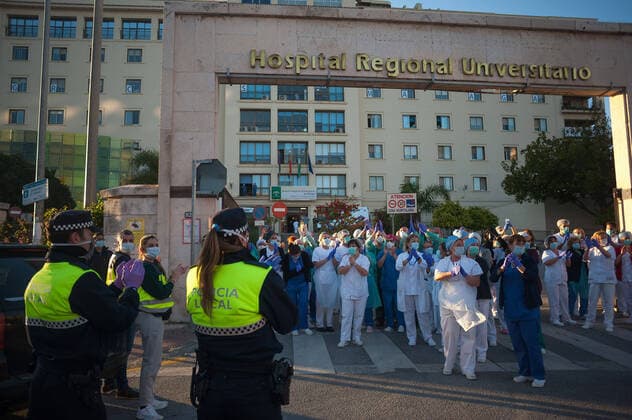 April 3, 2020, Malaga, Spain: Nurses and doctors of the Regional Hospital in downtown retuning the applause (which has become a custom every evening) to those that show gratitude towards during the fight against the Covid-19 virus outbreak..Spain is the first country in Europe with more than 110.000 people infected and almost 11.000 deaths around the country, according to National Health Service sources. Andalusia is the city with more people infected by the virus. Malaga Spain - ZUMAs197 20200403_zaa_s197_304 Copyright: xJesusxMeridax