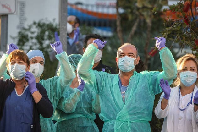 April 3, 2020: 3 April 2020 (Malaga ) All nurses and paramedics leave at 20 pm for their work in the fight against the Coronavirus health crisis outside the Malaga Regional Hospital.Police and ambulances joined the event. - ZUMAc161 20200403_zap_c161_013 Copyright: xLorenzoxCarnerox