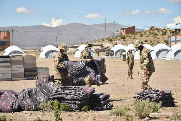 Acting Defense Minister Luis Fernando Lopez (3R) conducts an inspection at the first military camp to host hundreds of Bolivians, who were seeking to return from that neighboring country and who have not been able to do so far due to the closure of borders within the quarantine by COVID-19, in Pisiga, Bolivia, 03 April 2020. EFE Emilio Huascar Castillo A military camp awaits hundreds of Bolivians repatriated from Chile !ACHTUNG: NUR REDAKTIONELLE NUTZUNG!  Copyright: xEMILIOxHUASCARxCASTILLOx AME051 20200404-637215593717797650