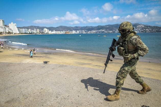 Members of the Army, Navy and National Guard monitor the hotel zone and the beaches in the Acapulco beach resort in the state of Guerrero, Mexico, 03 April 2020. Beaches and hotels are empty because of the COVID-19 pandemic, a crisis that is sweeping the tourism sector and causing millions of unemployed. National Guard Watches Mexican Beaches due Covi-19 !ACHTUNG: NUR REDAKTIONELLE NUTZUNG!  Copyright: xDavidxGuzmanx MEX8963 20200404-637215599495387668