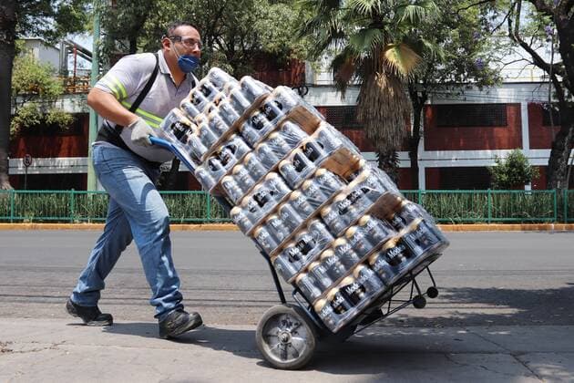 A worker of the Mexican company Grupo Modelo moves beer packages for sale in stores in Mexico City, Mexico, 03 April 2020. The stoppage of beer production and marketing, as part of the health emergency generated by COVID-19, has made Mexicans who love this drink nervous, while promising to abide by the measure. Mexicans nervous about stopping beer production due pandemic !ACHTUNG: NUR REDAKTIONELLE NUTZUNG!  Copyright: xJosexPazosx MEX8946 20200404-637215614712417745