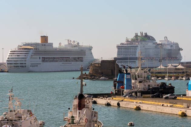 Coronavirus in Italien, Kreuzfahrtschiffe im Hafen von Civitavecchia Italy: COVID-19 affect Tourism industry Cruise ships are seen docked at Civitavecchia port, 70 km northern to Rome, as the tourism industry is affected by the spread of the coronavirus disease (COVID-19). Civitavecchia Italy Copyright: GiampieroxSposito