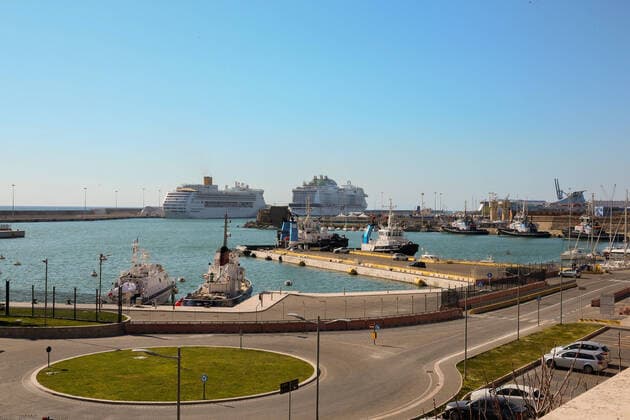 Coronavirus in Italien, Kreuzfahrtschiffe im Hafen von Civitavecchia Italy: COVID-19 affect Tourism industry Cruise ships are seen docked at Civitavecchia port, 70 km northern to Rome, as the tourism industry is affected by the spread of the coronavirus disease (COVID-19). Civitavecchia Italy Copyright: GiampieroxSposito