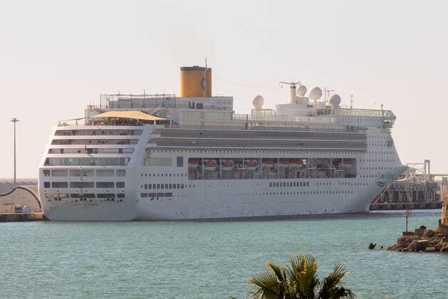 Coronavirus in Italien, Kreuzfahrtschiffe im Hafen von Civitavecchia Italy: COVID-19 affect Tourism industry A cruise ship is seen docked at Civitavecchia port, 70 km northern to Rome, as the tourism industry is affected by the spread of the coronavirus disease (COVID-19). Civitavecchia Italy Copyright: GiampieroxSposito