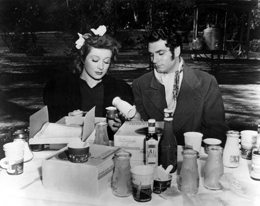Greer Garson, Laurence Olivier having lunch at the Pasadena location shoot for PRIDE AND PREJUDICE, 1940 Courtesy Everett Collection !ACHTUNG AUFNAHMEDATUM GESCHÃ„TZT! PUBLICATIONXNOTxINxCANxCHNxFRAxITAxJPNxNORxPOLxRUSxESPxUKxUSA Copyright: xCourtesyxEverettxCollectionx PBDGRGA EC090