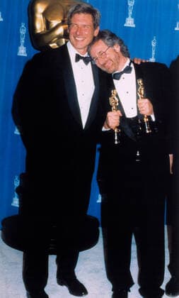 73. Berlinale, Steven Spielberg erhÃ¤lt den Goldenen EhrenbÃ¤ren fÃ¼r sein Lebenswerk Harrison Ford with Steven Spielberg holding his producer and director Academy Awards for SCHINDLER S LIST, 1994 Courtesy Everett Collection !ACHTUNG AUFNAHMEDATUM GESCHÃ„TZT! PUBLICATIONXNOTxINxCANxCHNxFRAxITAxJPNxNORxPOLxRUSxESPxUKxUSA Copyright: xCourtesyxEverettxCollectionx PSDSTSP EC025
