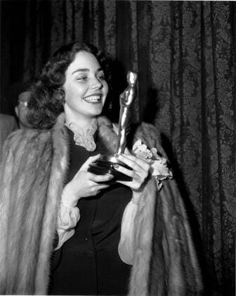 OSCARS. Beste Hauptdarstellerin. PreistrÃ¤gerinnen 1941-1950 Jennifer Jones, with her Best Actress Oscar for THE SONG OF BERNADETTE, March 4, 1955 !ACHTUNG AUFNAHMEDATUM GESCHÃ„TZT! PUBLICATIONXNOTxINxCANxCHNxFRAxITAxJPNxNORxPOLxRUSxESPxUKxUSA Copyright: xCourtesyxEverettxCollectionx SBDOSPI EC072
