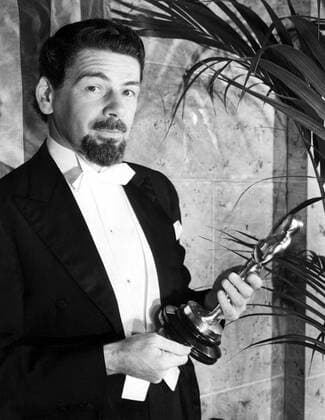 OSCARS. Bester Hauptdarsteller. PreistrÃ¤ger 1931-1940 1936: PAUL MUNI Best Actor, THE STORY OF LOUIS PASTEUR , poses with his Oscar, 3 10 37 Courtesy Everett Collection !ACHTUNG AUFNAHMEDATUM GESCHÃ„TZT! PUBLICATIONXNOTxINxCANxCHNxFRAxITAxJPNxNORxPOLxRUSxESPxUKxUSA Copyright: xCourtesyxEverettxCollectionx SBDOSPI EC066