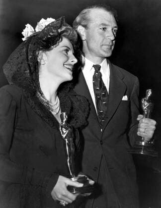 OSCARS. Bester Hauptdarsteller. PreistrÃ¤ger 1941-1950 1941: JOAN FONTAINE Best Actress, SUSPICION and GARY COOPER Best Actor, SERGEANT YORK with their Academy Awards, 1942 Courtesy Everett Collection !ACHTUNG AUFNAHMEDATUM GESCHÃ„TZT! PUBLICATIONXNOTxINxCANxCHNxFRAxITAxJPNxNORxPOLxRUSxESPxUKxUSA Copyright: xCourtesyxEverettxCollectionx SBDOSPI EC081
