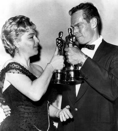 OSCARS. Beste Hauptdarstellerin. PreistrÃ¤gerinnen 1951-1960 1959: Best Actress SIMONE SIGNORET Room at the Top and Best Actor CHARLTON HESTON Ben-Hur toast each other with their Oscars, 4 4 60 Courtesy Everett Collection !ACHTUNG AUFNAHMEDATUM GESCHÃ„TZT! PUBLICATIONXNOTxINxCANxCHNxFRAxITAxJPNxNORxPOLxRUSxESPxUKxUSA Copyright: xCourtesyxEverettxCollectionx SBDOSPI EC106
