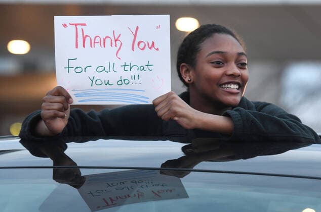 News Bilder des Tages April 3, 2020, Racine, Wisconsin, USA: AZARIYAH GASTON holds a sign as hundreds of cars packed the campus of Ascension All Saints Hospital in Racine, Wisconsin Friday April 3, 2020 to show their support to the staff. The event, suggested by a NICU nurse, for cars to parade through the grounds flashing their headlights, was billed as Flashin First Friday because the traditional downtown First Fridays during which stores stay open late was canceled. So many cars came that the parade stalled that most cars just parked facing the hospital buildings and honked their horns for an hour. Racine County reported its first COVID-19 death Friday. Racine USA - ZUMAh154 20200403_znp_h154_016 Copyright: xMarkxHertzbergx