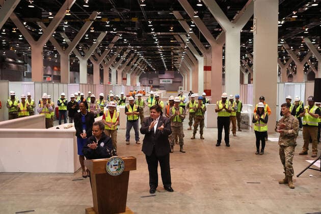 News Bilder des Tages April 3, 2020, Chicago, IL, USA: Illinois Gov. J.B. Pritzker and Chicago Mayor Lori Lightfoot conduct a news conference in Hall C Unit 1 of the COVID-19 alternate site at McCormick Place in Chicago on Friday, April 3, 2020. Hall C will house 500 beds. Chicago USA - ZUMAm67_ 20200403_zaf_m67_025 Copyright: xChrisxSwedax