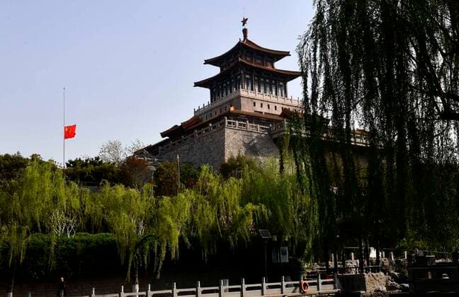 (200404) -- JINAN, April 4, 2020 -- A Chinese national flag flies at half-mast to mourn for martyrs who died in the fight against the novel coronavirus disease (COVID-19) outbreak and compatriots died of the disease in Jinan, east China s Shandong Province, April 4, 2020. ) CHINA-COVID-19 VICTIMS-NATIONAL MOURNING (CN) GuoxXulei 