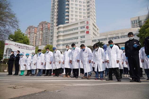 (200404) -- WUHAN, April 4, 2020 -- Medical workers pay a silent tribute to martyrs who died in the fight against the novel coronavirus disease (COVID-19) outbreak and compatriots died of the disease in Wuhan, central China s Hubei Province, April 4, 2020. ) CHINA-WUHAN-COVID-19 VICTIMS-NATIONAL MOURNING-SILENT TRIBUTE (CN) CaixYang 