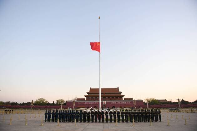 News Bilder des Tages (200404) -- BEIJING, April 4, 2020 -- A Chinese national flag flies at half-mast to mourn for martyrs who died in the fight against the novel coronavirus disease (COVID-19) outbreak and compatriots died of the disease at Tian anmen Square in Beijing, capital of China, April 4, 2020. ) CHINA-BEIJING-COVID-19 VICTIMS-NATIONAL MOURNING-TIAN ANMEN-NATIONAL FLAG-HALF-MAST(CN) JuxHuanzong 