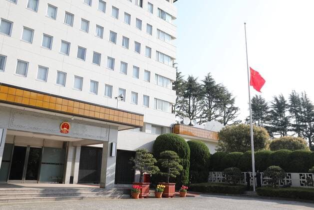 (200404) -- TOKYO, April 4, 2020 -- A Chinese national flag flies at half-mast to mourn for martyrs who died in the fight against the novel coronavirus disease (COVID-19) outbreak and compatriots who died of the disease at the Chinese Embassy to Japan in Tokyo, Japan, April 4, 2020. ) JAPAN-TOKYO-COVID-19-CHINESE EMBASSY-NATIONAL FLAG-HALF-MAST DuxXiaoyi 