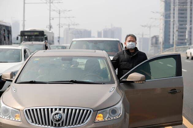(200404) -- WUHAN, April 4, 2020 -- A driver gives a honk to pay tribute to martyrs who died in the fight against the novel coronavirus disease (COVID-19) outbreak and compatriots who died of the disease in Wuhan, central China s Hubei Province, April 4, 2020. ) CHINA-WUHAN-COVID-19 VICTIMS-NATIONAL MOURNING-TRIBUTE (CN) ShenxBohan 
