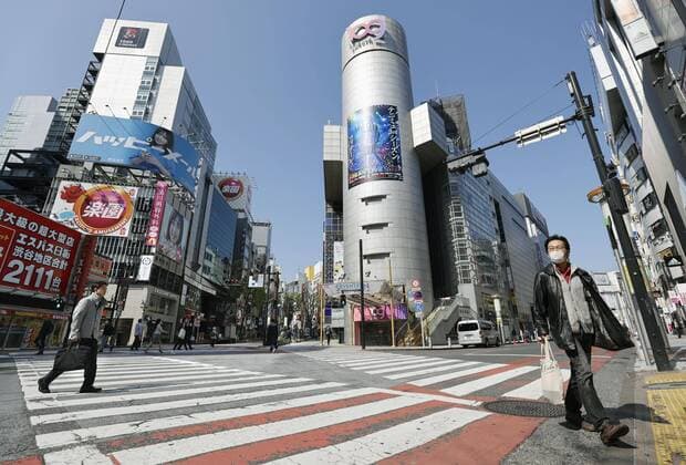 New coronavirus Fewer people than usual cross on a scramble intersection in Tokyo s Shibuya area on April 4, 2020, after the metropolitan government asked citizens to refrain from leaving their homes this weekend to prevent the further spread of the new coronavirus. 