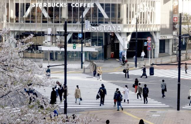 New coronavirus Fewer people than usual cross on a scramble intersection in Tokyo s Shibuya area on April 4, 2020, after the metropolitan government asked citizens to refrain from leaving their homes this weekend to prevent the further spread of the new coronavirus. 