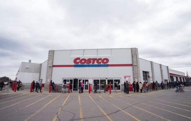 (200404) -- TORONTO, April 4, 2020 -- People line up with a social distance to enter a Costco warehouse store in Toronto, Canada, April 3, 2020. (Photo by Xinhua) CANADA-TORONTO-COVID-19-MEASURES ZouxZheng 