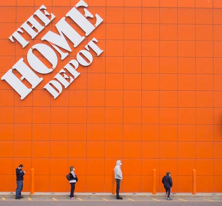 (200404) -- TORONTO, April 4, 2020 -- People line up with a social distance to enter a Home Depot store in Toronto, Canada, April 3, 2020. (Photo by Xinhua) CANADA-TORONTO-COVID-19-MEASURES ZouxZheng 