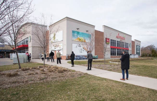 (200404) -- TORONTO, April 4, 2020 -- People line up with a social distance to enter a supermarket in Toronto, Canada, April 3, 2020. (Photo by Xinhua) CANADA-TORONTO-COVID-19-MEASURES ZouxZheng 