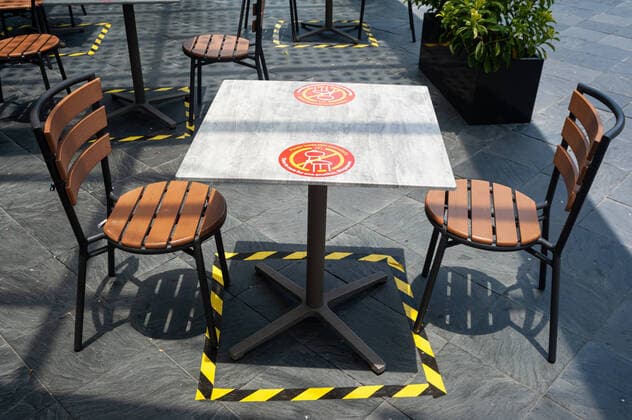 02 04 2020, Singapore, Republic of Singapore, Asia In order to limit the spread of the pandemic corona virus, measures have been introduced to maintain safety distances Safe Distancing in public life As a result, in a McDonald s restaurant in the city centre
