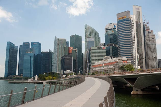 02 04 2020, Singapore, Republic of Singapore, Asia View of the skyline with skyscrapers in the business district and the Jubilee Bridge along the shore in Marina Bay Since the outbreak of the Corona Pandemic the number of foreign visitors has completely decreased.