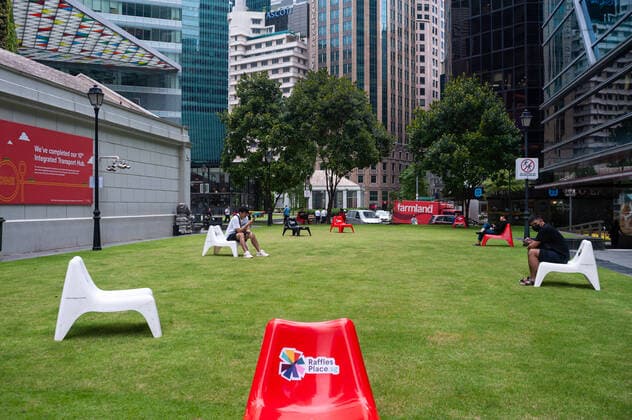 02 04 2020, Singapore, Republic of Singapore, Asia People sit on plastic chairs in the business district at Raffles Place, separated from each other to prevent infection with the pandemic corona virus To further limit the spread of the corona virus, measures have been introduced to maintain safety distances Safe Dist