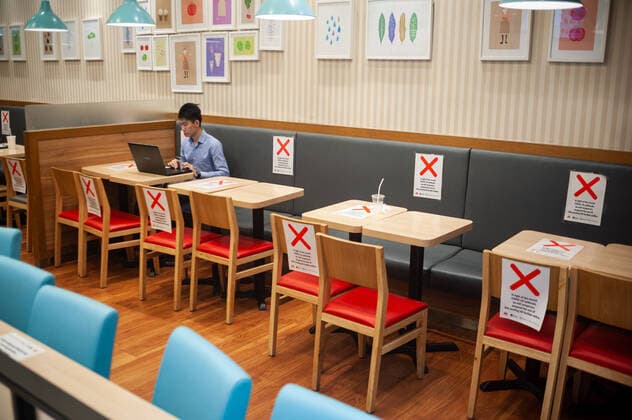 02 04 2020, Singapore, Republic of Singapore, Asia In order to limit the spread of the pandemic corona virus, measures have been introduced to maintain safety distances Safe Distancing in public life In a restaurant in the Ang Mo Kio district, chairs and tables are marked with signs and