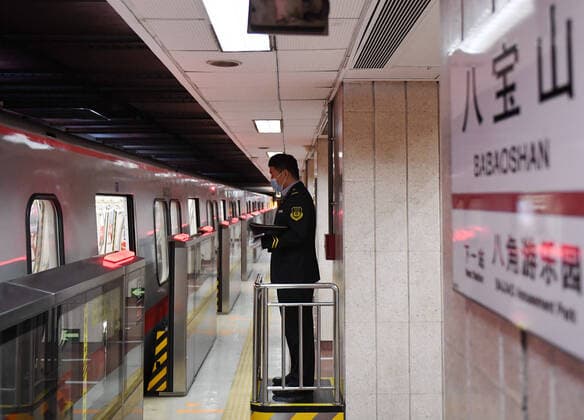 (200404) -- BEIJING, April 4, 2020 -- A subway staff pays a silent tribute to martyrs who died in the fight against the novel coronavirus disease (COVID-19) outbreak and compatriots who died of the disease in Beijing, capital of China, April 4, 2020. ) CHINA-COVID-19 VICTIMS-NATIONAL MOURNING (CN) ZhangxChenlin 