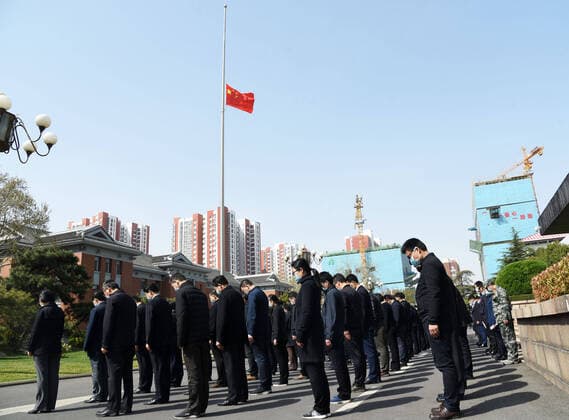 (200404) -- JINAN, April 4, 2020 -- Local residents pay a silent tribute to martyrs who died in the fight against the novel coronavirus disease (COVID-19) outbreak and compatriots who died of the disease in Jinan, east China s Shandong Province, April 4, 2020. ) CHINA-COVID-19 VICTIMS-NATIONAL MOURNING (CN) WangxKai 
