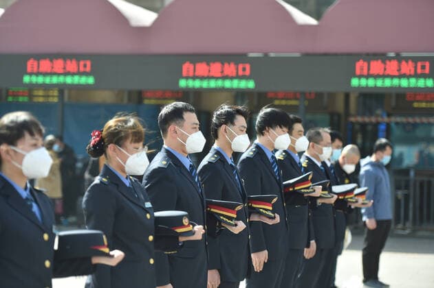 (200404) -- BEIJING, April 4, 2020 -- Police of Beijing Railway Station pay a silent tribute to martyrs who died in the fight against the novel coronavirus disease (COVID-19) outbreak and compatriots who died of the disease in Beijing, capital of China, April 4, 2020. ) CHINA-COVID-19 VICTIMS-NATIONAL MOURNING (CN) ChenxZhonghao 