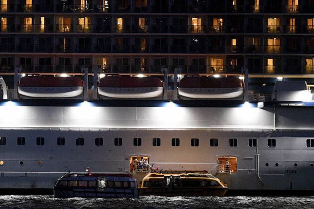AUSTRALIA CORONAVIRUS COVID-19, Passengers are transferred to tender craft from the cruise ship Celebrity Solstice in Sydney Harbour, Saturday, April 4, 2020. The Australian Government has allowed a number of cruise ships which have been sitting off the NSW coast to come into Sydney Harbour to be replenished before heading back to their home ports. ( NO ARCHIVING, EDITORIAL USE ONLY, NO USE IN BOOKS WITHOUT CONSENT SYDNEY NSW AUSTRALIA  Copyright: xDANxHIMBRECHTSx 20200404001461747556
