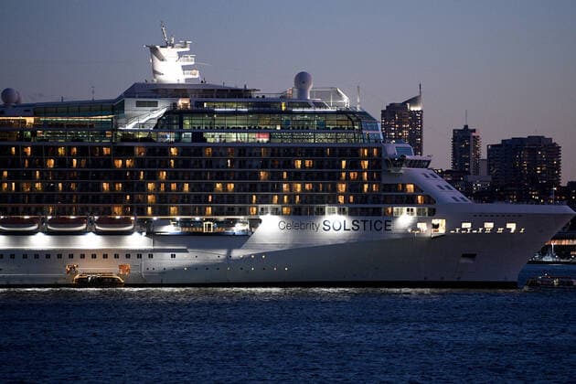 News Bilder des Tages AUSTRALIA CORONAVIRUS COVID-19, Passengers are transferred to tender craft from the cruise ship Celebrity Solstice in Sydney Harbour, Saturday, April 4, 2020. The Australian Government has allowed a number of cruise ships which have been sitting off the NSW coast to come into Sydney Harbour to be replenished before heading back to their home ports. ( NO ARCHIVING, EDITORIAL USE ONLY, NO USE IN BOOKS WITHOUT CONSENT SYDNEY NSW AUSTRALIA  Copyright: xDANxHIMBRECHTSx 20200404001461747524
