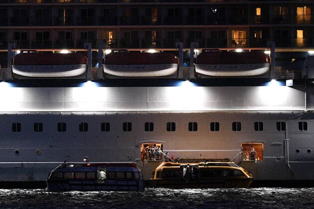 AUSTRALIA CORONAVIRUS COVID-19, Passengers are transferred to tenders from the cruise ship Celebrity Solstice in Sydney Harbour, Saturday, April 4, 2020. The Australian Government has allowed a number of cruise ships which have been sitting off the NSW coast to come into Sydney Harbour to be replenished before heading back to their home ports. ( NO ARCHIVING, EDITORIAL USE ONLY, NO USE IN BOOKS WITHOUT CONSENT SYDNEY NSW AUSTRALIA  Copyright: xDANxHIMBRECHTSx 20200404001461747587