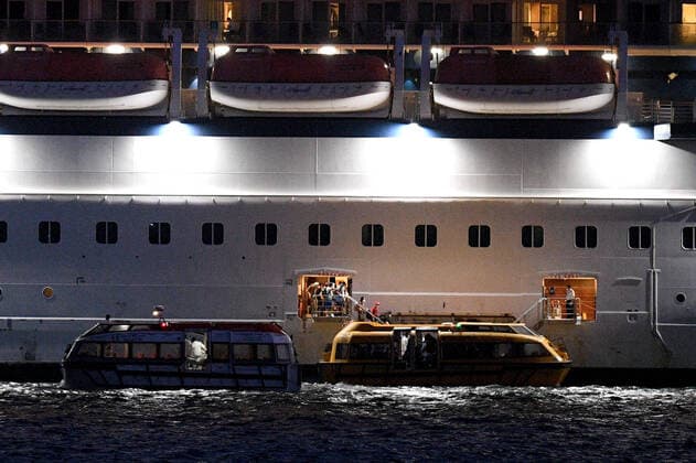 AUSTRALIA CORONAVIRUS COVID-19, Passengers are transferred to tender craft from the cruise ship Celebrity Solstice in Sydney Harbour, Saturday, April 4, 2020. The Australian Government has allowed a number of cruise ships which have been sitting off the NSW coast to come into Sydney Harbour to be replenished before heading back to their home ports. ( NO ARCHIVING, EDITORIAL USE ONLY, NO USE IN BOOKS WITHOUT CONSENT SYDNEY NSW AUSTRALIA  Copyright: xDANxHIMBRECHTSx 20200404001461748463