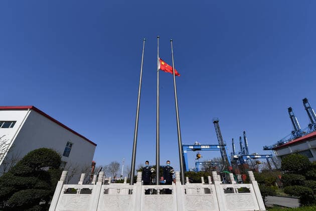 (200404) -- TIANJIN, April 4, 2020 -- People pay a silent tribute to martyrs who died in the fight against the novel coronavirus disease (COVID-19) outbreak and compatriots who died of the disease in Tianjin, north China, April 4, 2020. ) CHINA-COVID-19 VICTIMS-NATIONAL MOURNING (CN) LixRan 