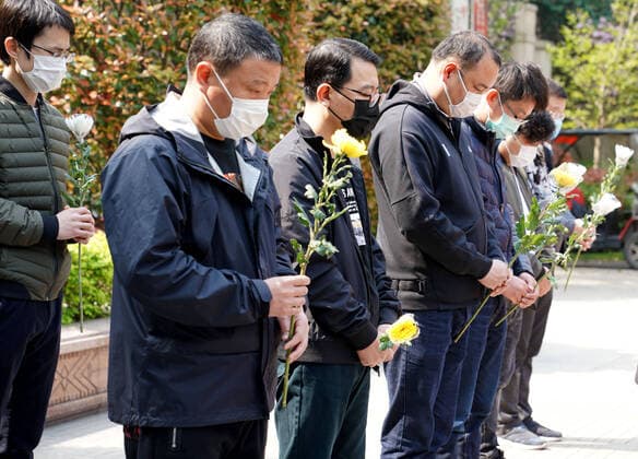 (200404) -- SHANGHAI, April 4, 2020 -- People pay a silent tribute to martyrs who died in the fight against the novel coronavirus disease (COVID-19) outbreak and compatriots who died of the disease in Shanghai, east China, April 4, 2020. ) CHINA-COVID-19 VICTIMS-NATIONAL MOURNING (CN) LiuxYing 