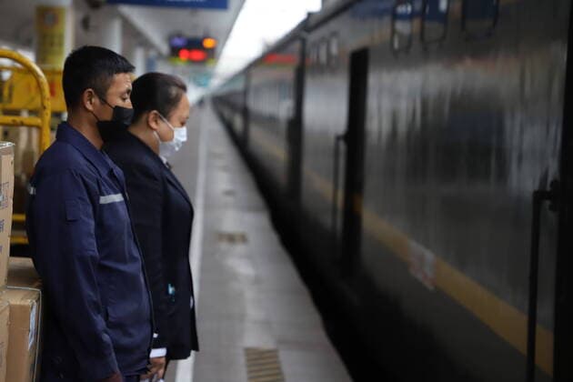 (200404) -- GUANGZHOU, April 4, 2020 -- Railway staff pay a silent tribute to martyrs who died in the fight against the novel coronavirus disease (COVID-19) outbreak and compatriots who died of the disease in Guangzhou, south China s Guangdong Province, April 4, 2020. ) CHINA-COVID-19 VICTIMS-NATIONAL MOURNING (CN) HuxNayun 
