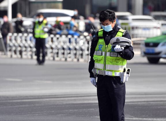 (200404) -- ZHENGZHOU, April 4, 2020 -- Police pay a silent tribute to martyrs who died in the fight against the novel coronavirus disease (COVID-19) outbreak and compatriots who died of the disease in Zhengzhou, central China s Henan Province, April 4, 2020. ) CHINA-COVID-19 VICTIMS-NATIONAL MOURNING (CN) LixJianan 