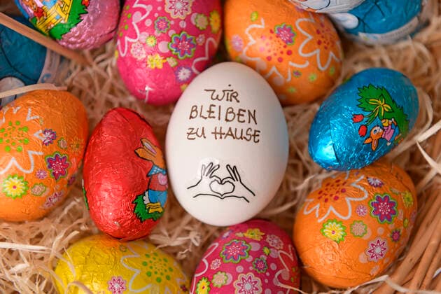 04 04 2020, symbolic picture At Easter 2020 we stay at home Slogan We stay at home on a chicken egg in the Easter nest Action because of the corona crises Initial restriction in Germany 04 04 2020, Easter stay at home 04 04 2020, Easter stay at home