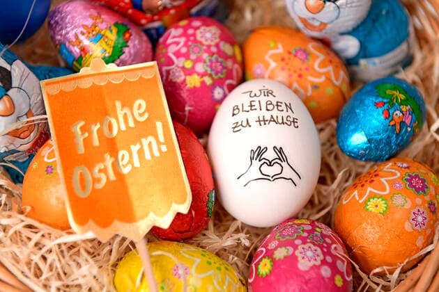 04 04 2020, symbolic picture At Easter 2020 we stay at home Slogan We stay at home on a chicken egg in the Easter nest Action because of the corona crises Initial restriction in Germany 04 04 2020, Easter stay at home 04 04 2020, Easter stay at home
