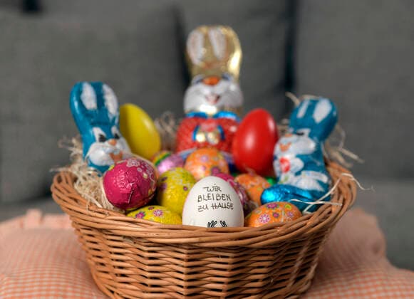 04 04 2020, symbolic picture At Easter 2020 we stay at home Slogan We stay at home on a chicken egg in the Easter nest Action because of the corona crises Initial restriction in Germany 04 04 2020, Easter stay at home 04 04 2020, Easter stay at home