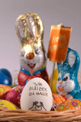 04 04 2020, symbolic picture At Easter 2020 we stay at home Slogan We stay at home on a chicken egg in the Easter nest Action because of the corona crises Initial restriction in Germany 04 04 2020, Easter stay at home 04 04 2020, Easter stay at home