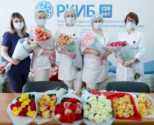 KAZAN, RUSSIA - APRIL 4, 2020: Medical staff members of Tatarstan s Republican Clinical Hospital of Infectious Diseases receive presents from flower shop owners as part of an All-Russian flash mob titled Thank You, Doctors! . Yegor Aleyev TASS  TS0D463C